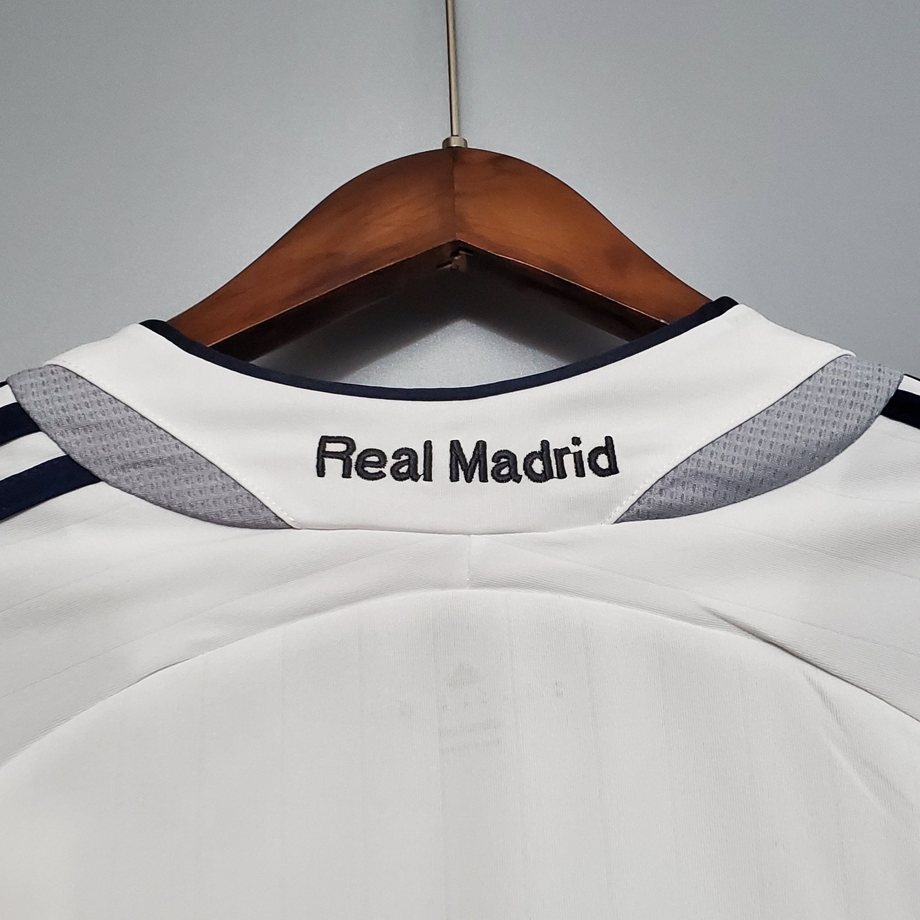 CAMISA RETRÔ REAL MADRID HOME MANGA LONGA 06/07