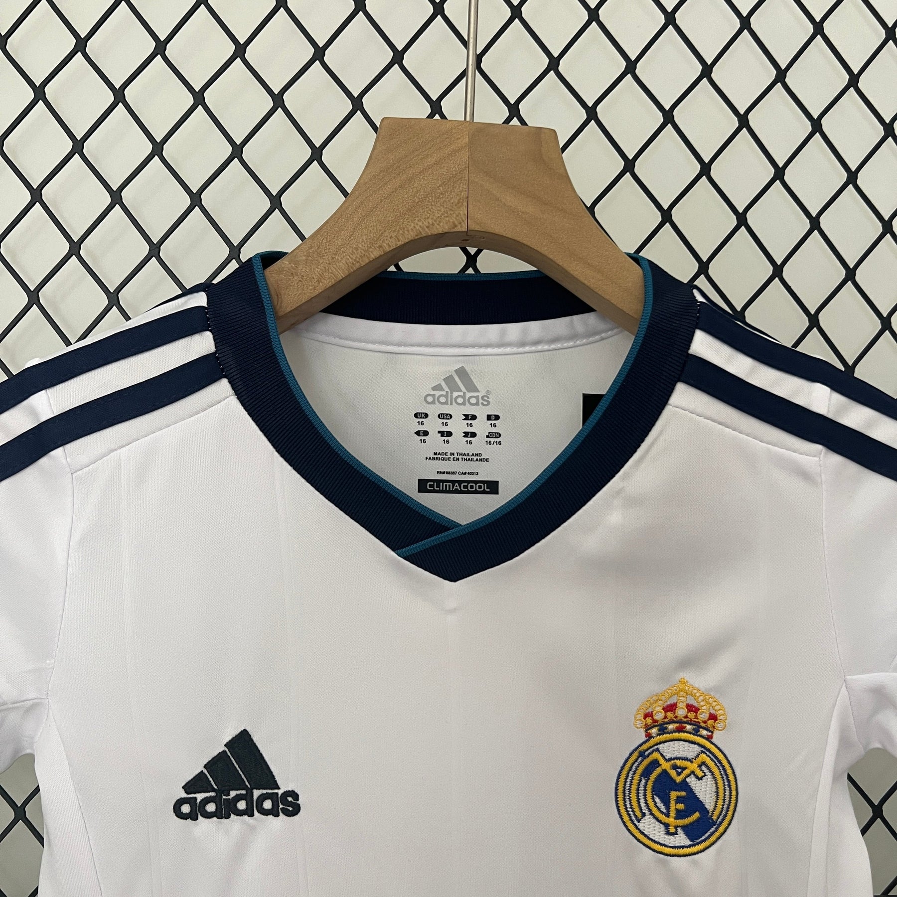 KIT INFANTIL RETRÔ REAL MADRID HOME 12/13