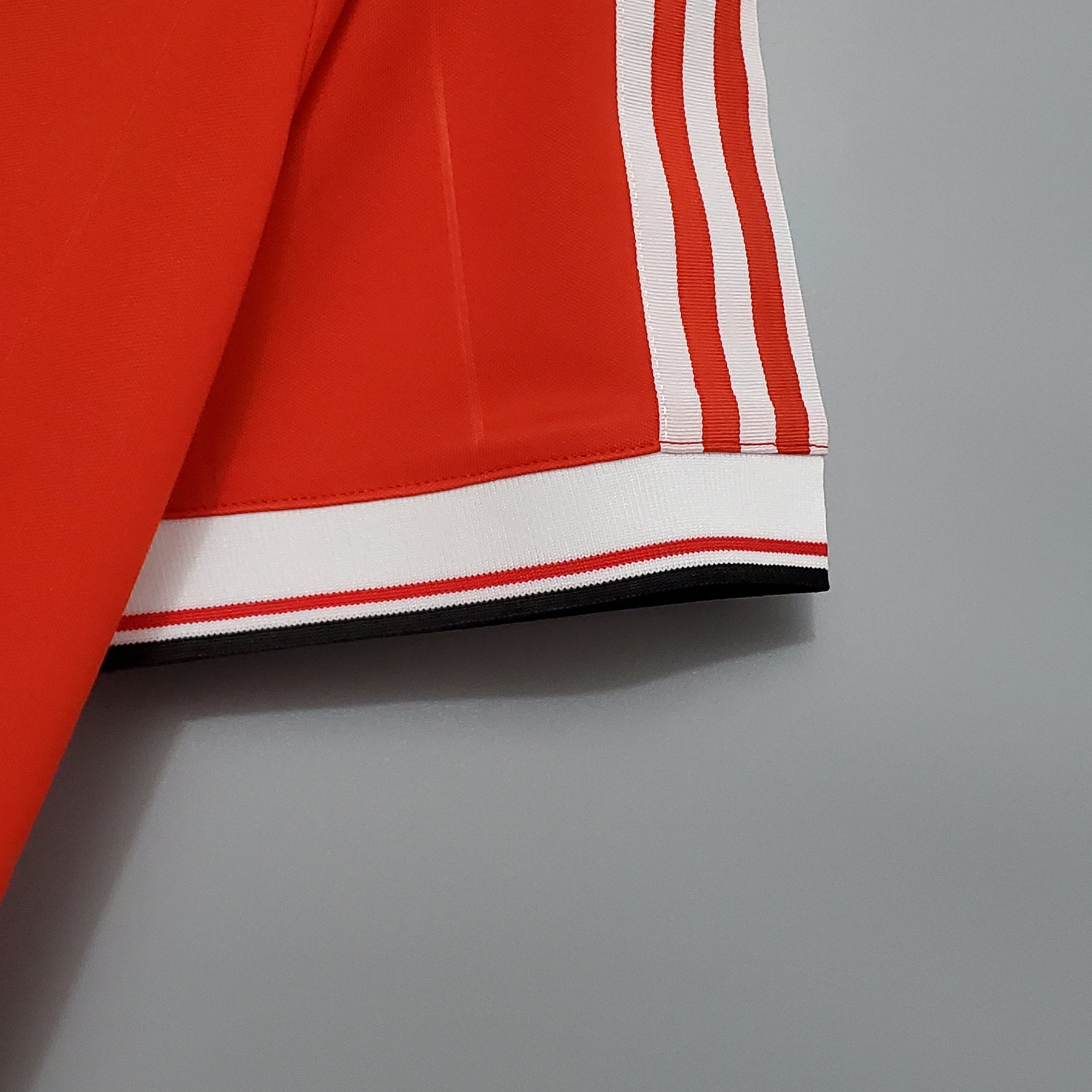 CAMISA RETRÔ MANCHESTER UNITED HOME 83/84