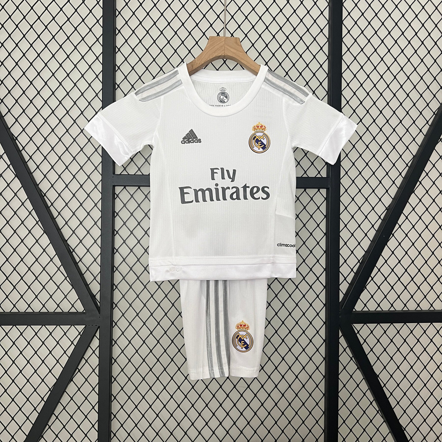 KIT INFANTIL RETRÔ REAL MADRID HOME 15/16