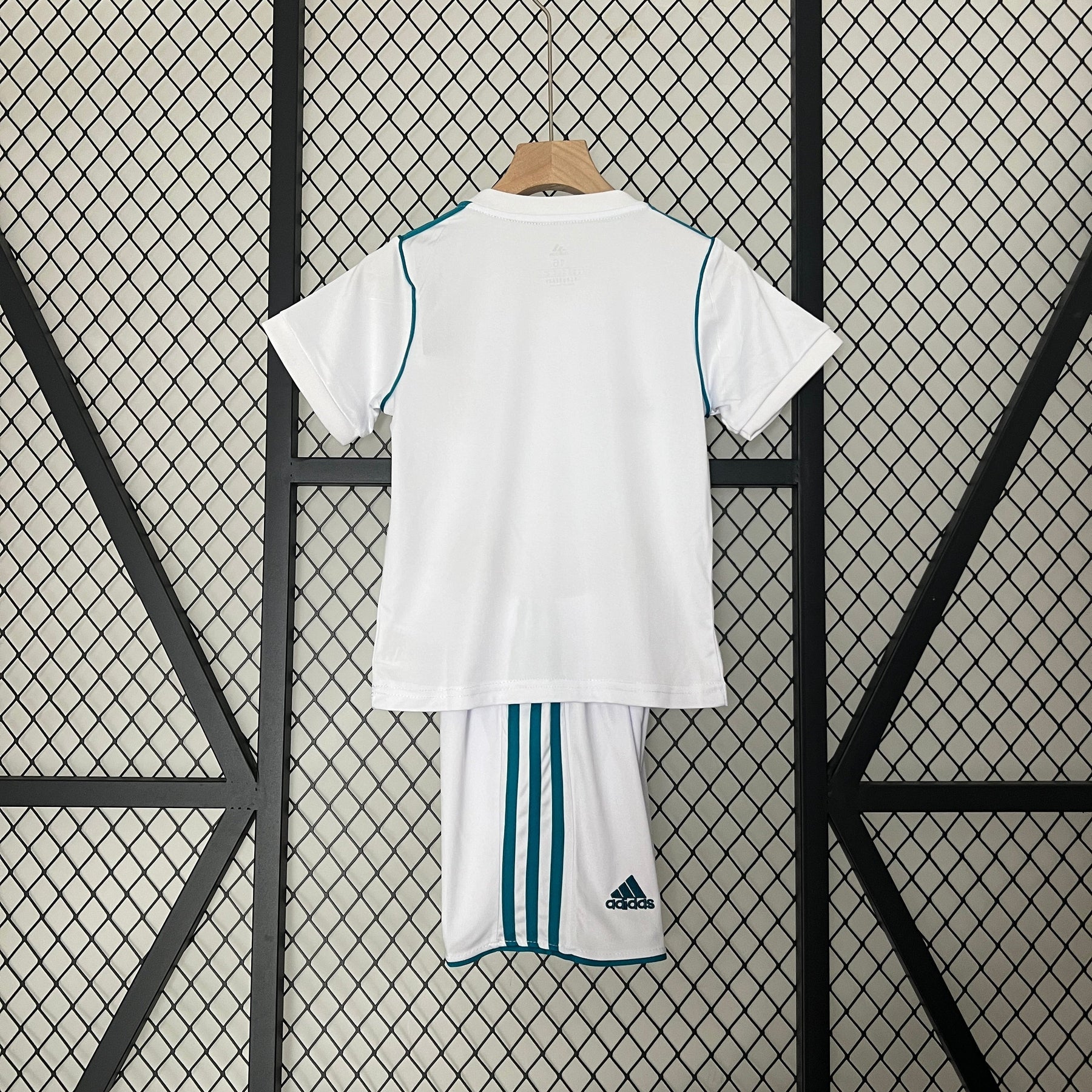 KIT INFANTIL RETRÔ REAL MADRID HOME 17/18