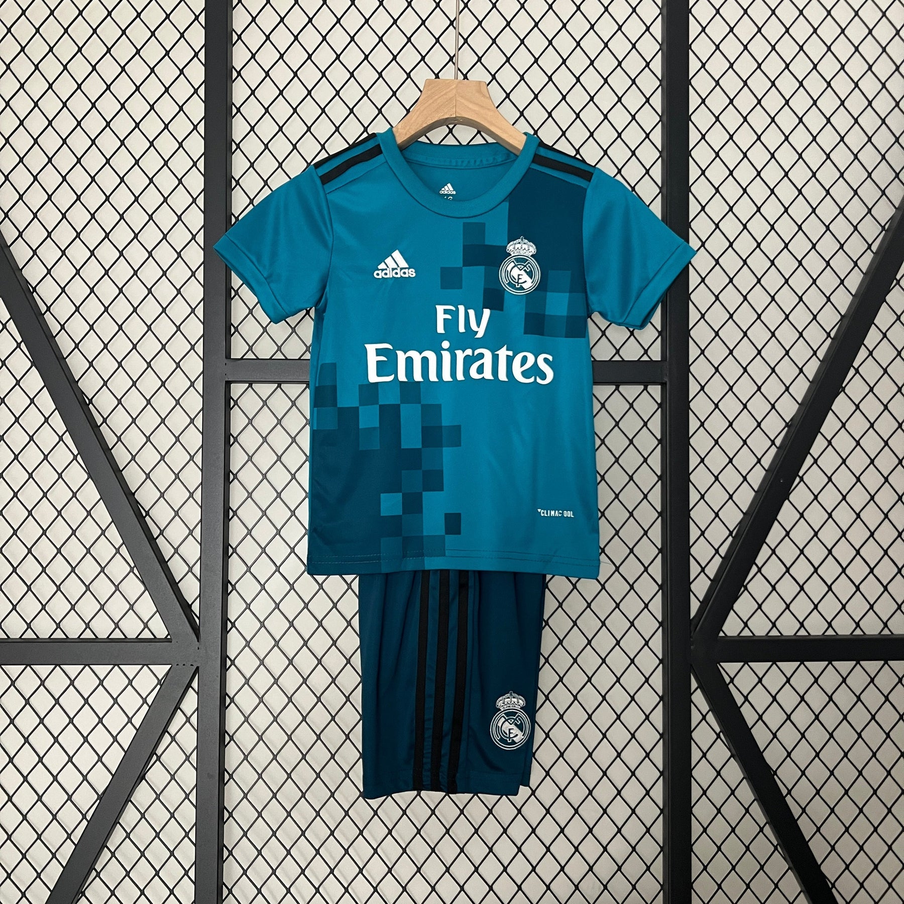 KIT INFANTIL RETRÔ REAL MADRID AWAY 17/18