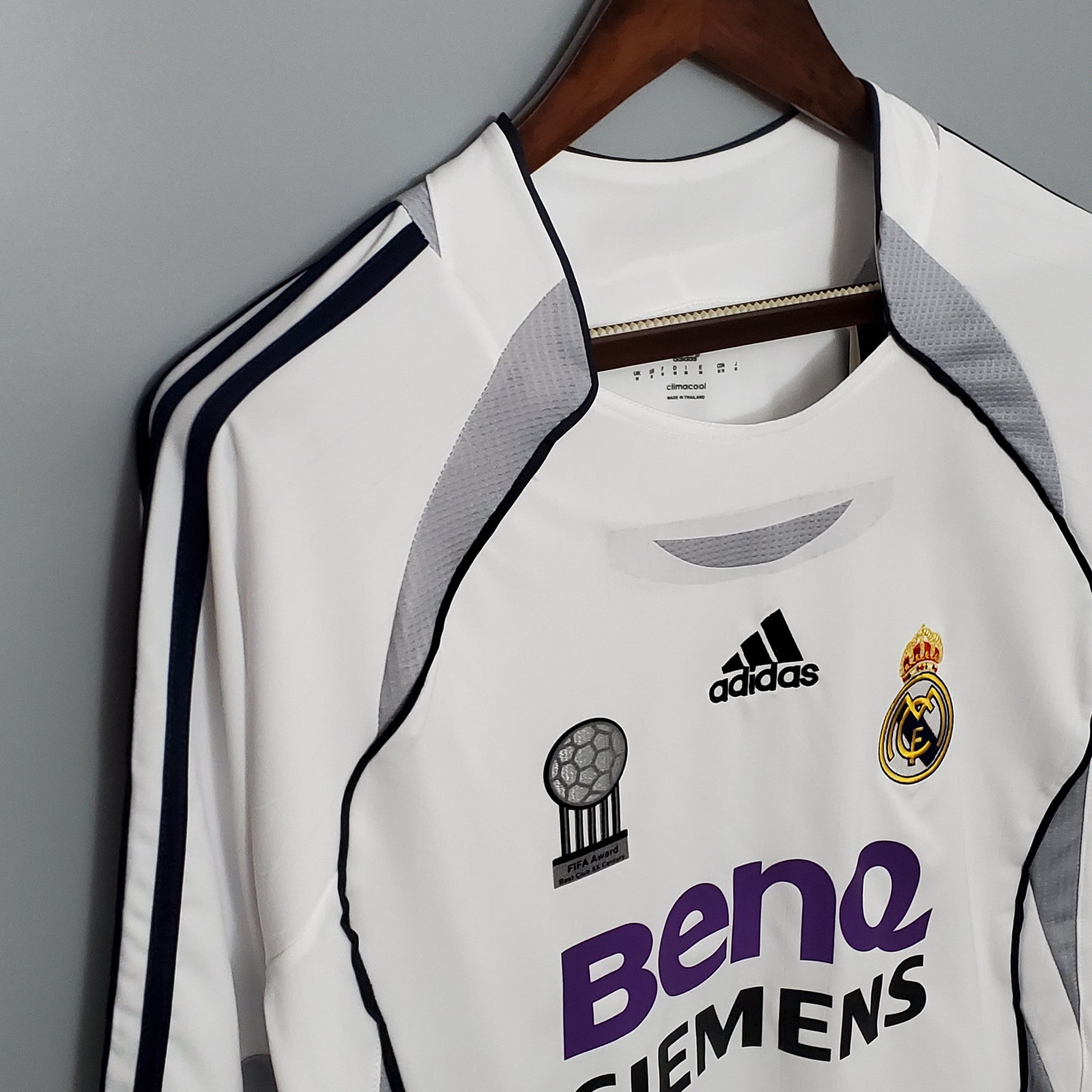 CAMISA RETRÔ REAL MADRID HOME MANGA LONGA 06/07
