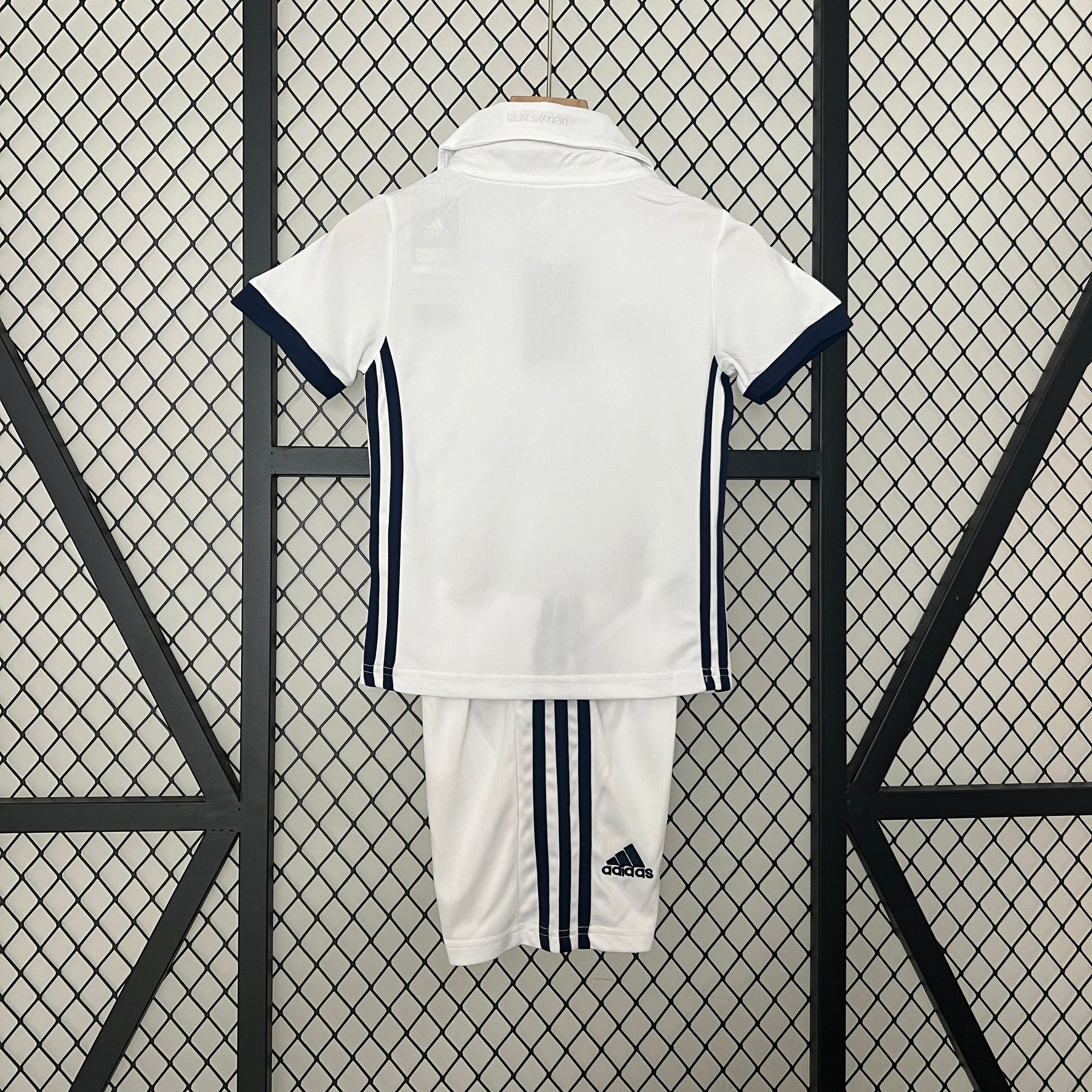 KIT INFANTIL RETRÔ REAL MADRID HOME 16/17