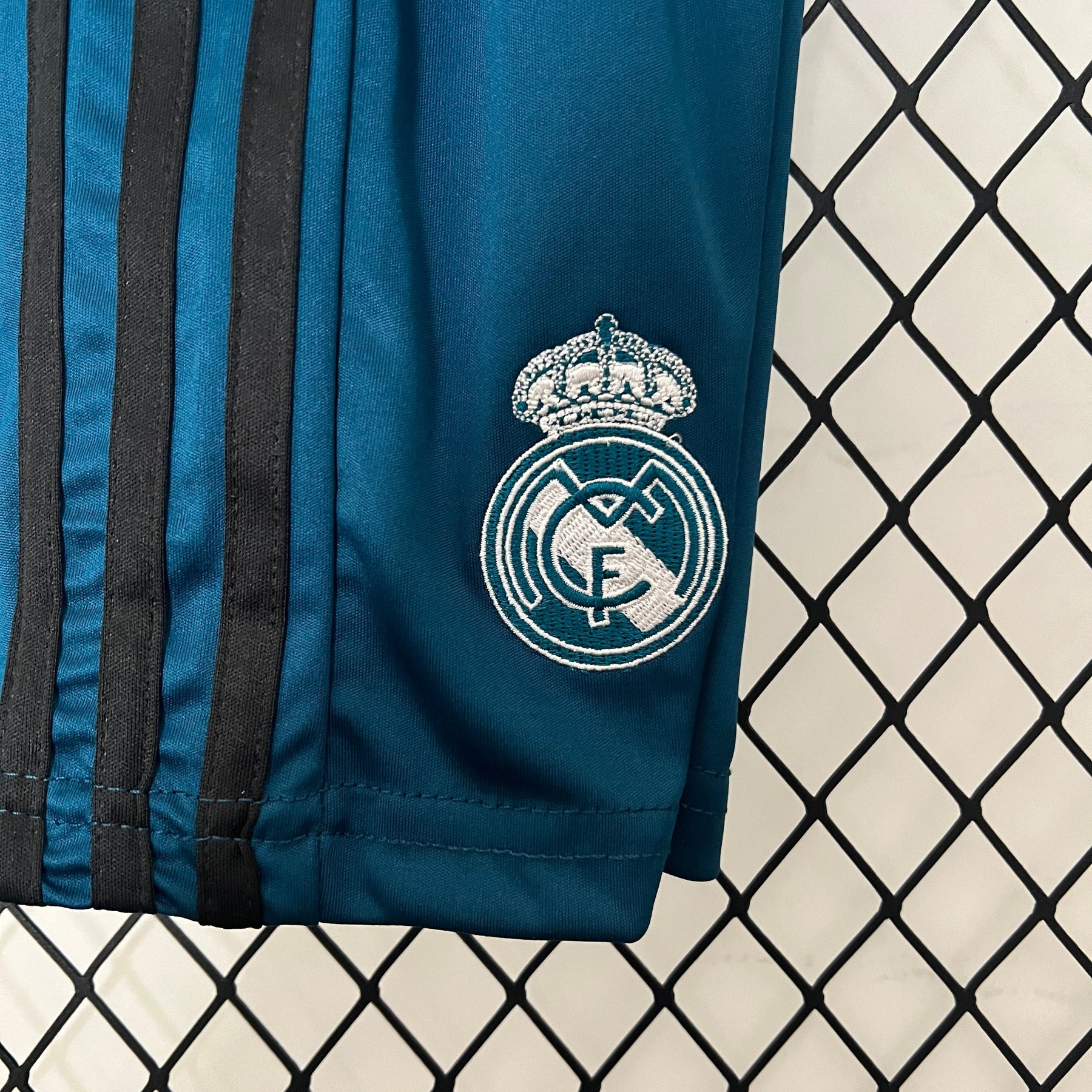 KIT INFANTIL RETRÔ REAL MADRID AWAY 17/18