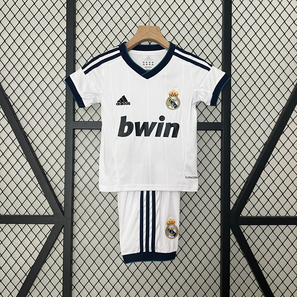 KIT INFANTIL RETRÔ REAL MADRID HOME 12/13