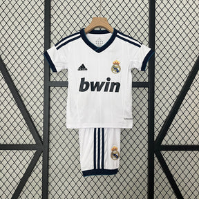 KIT INFANTIL RETRÔ REAL MADRID HOME 12/13
