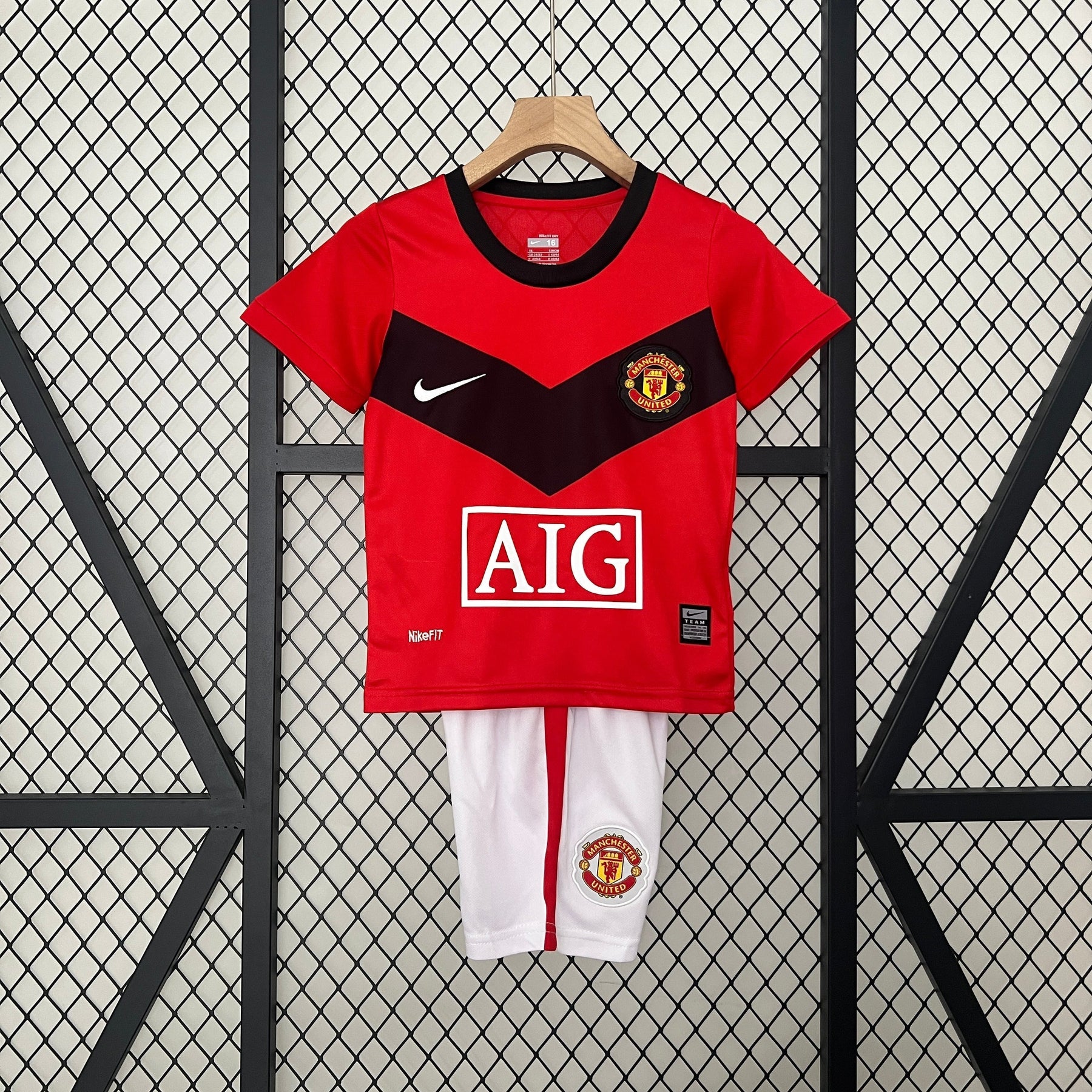 KIT INFANTIL RETRÔ MANCHESTER UNITED HOME 09/10