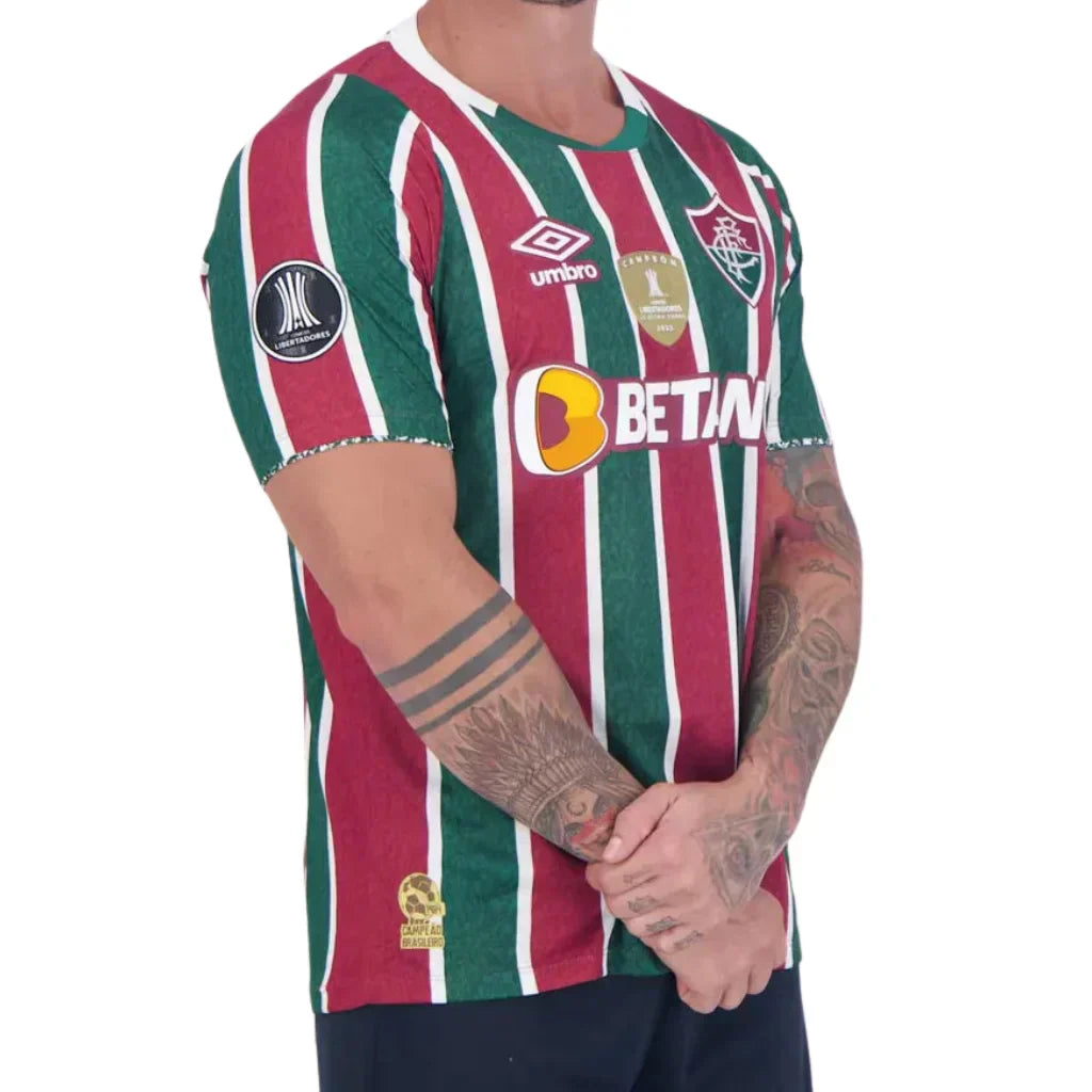 Camisa Masculina Fluminense I 2023/24 - Torcedor + Patchs Campeão Libertadores