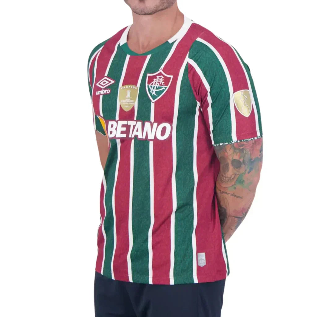 Camisa Masculina Fluminense I 2023/24 - Torcedor + Patchs Campeão Libertadores