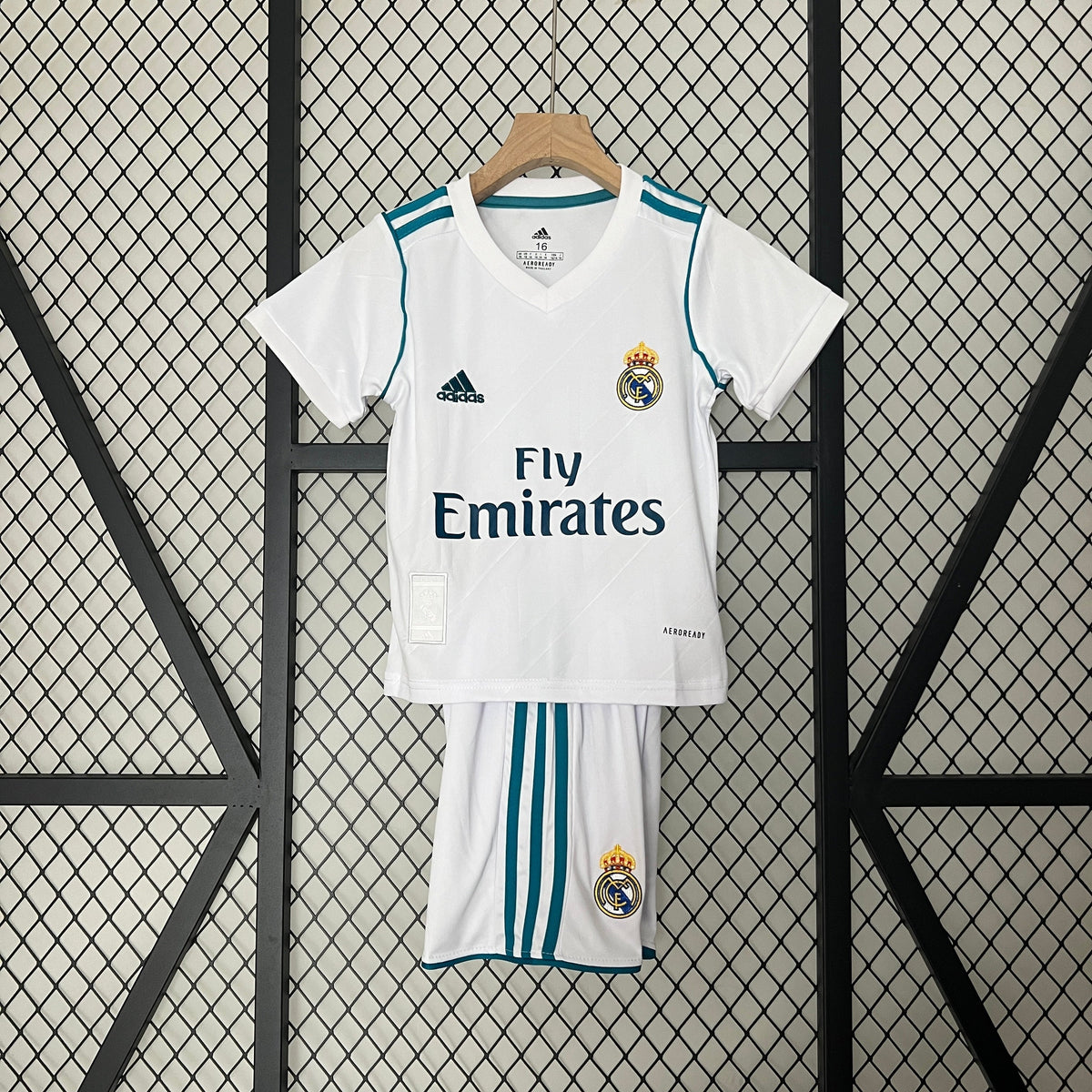 KIT INFANTIL RETRÔ REAL MADRID HOME 17/18