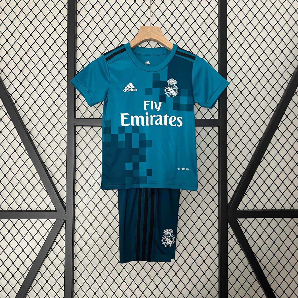 KIT INFANTIL RETRÔ REAL MADRID AWAY 17/18