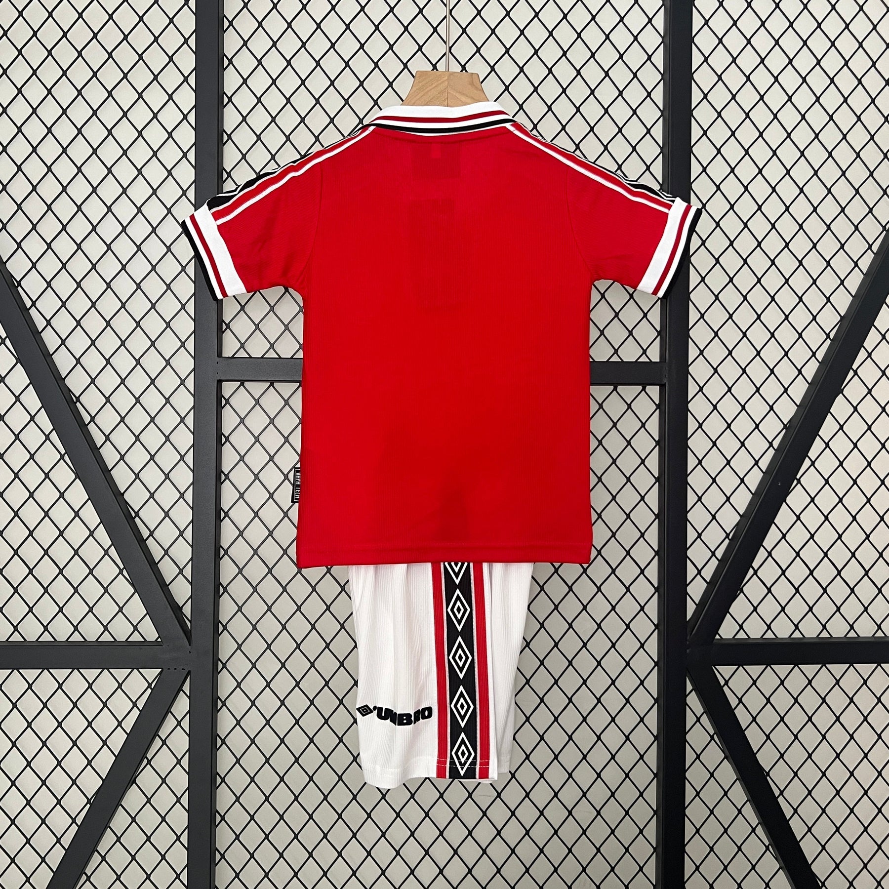 KIT INFANTIL RETRÔ MANCHESTER UNITED HOME 98/99