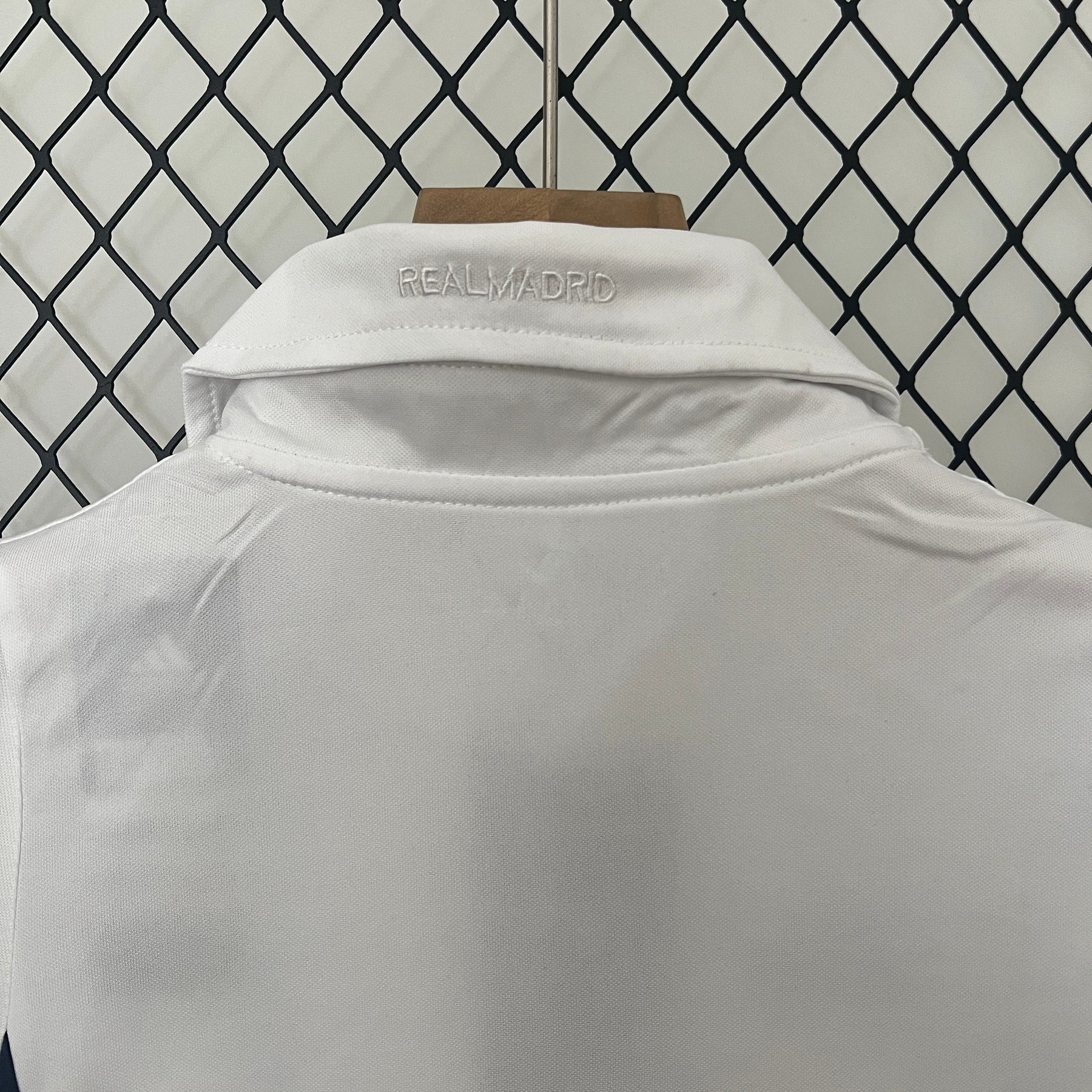 KIT INFANTIL RETRÔ REAL MADRID HOME 16/17