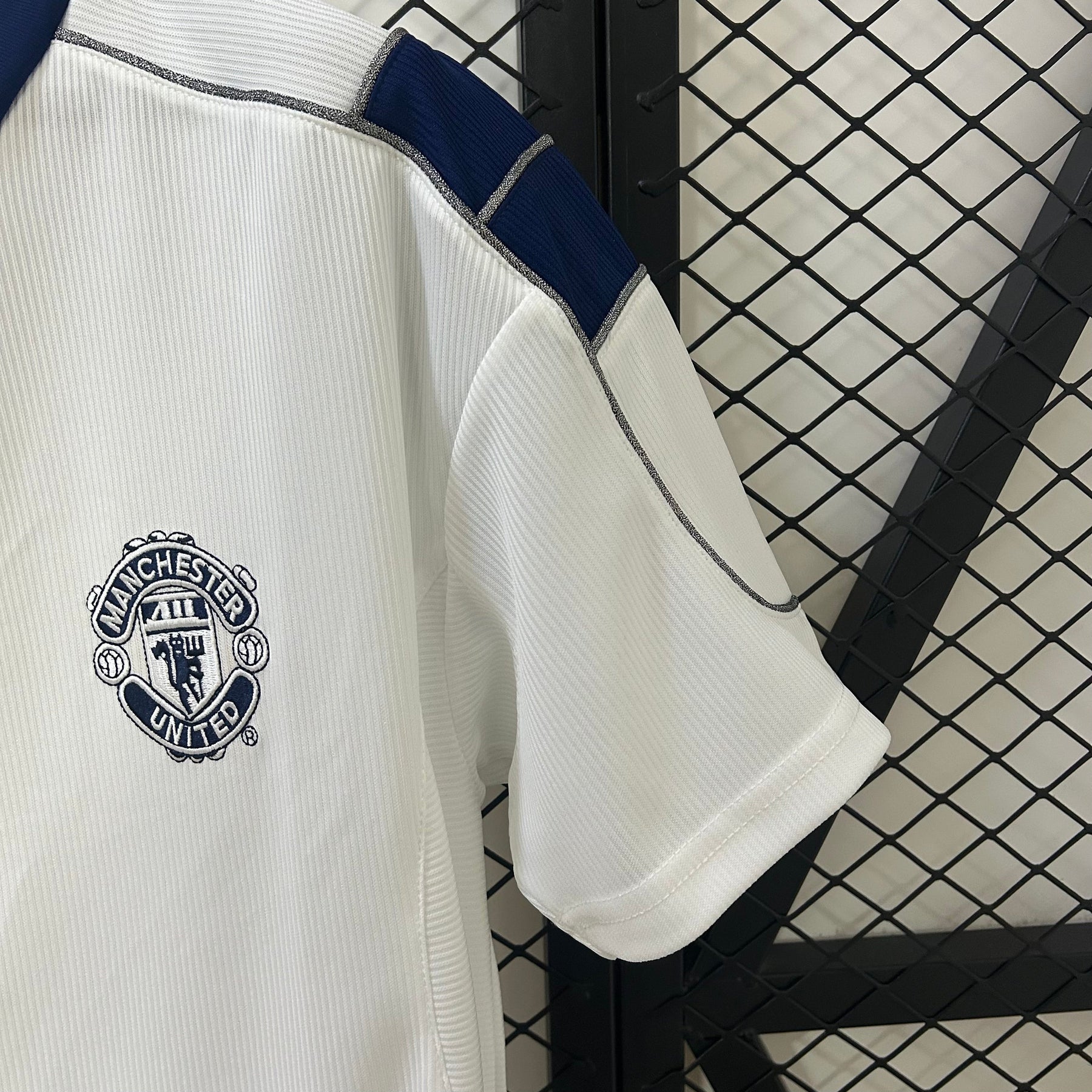 CAMISA RETRÔ MANCHESTER UNITED AWAY 00/01