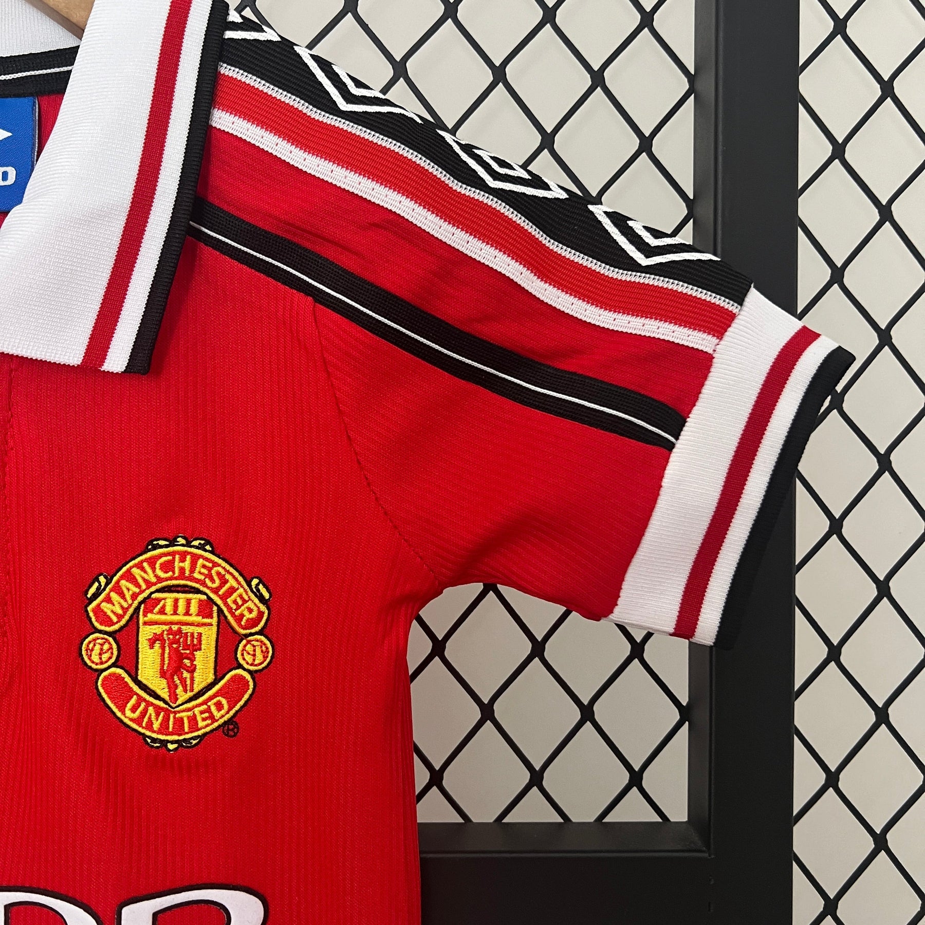 KIT INFANTIL RETRÔ MANCHESTER UNITED HOME 98/99